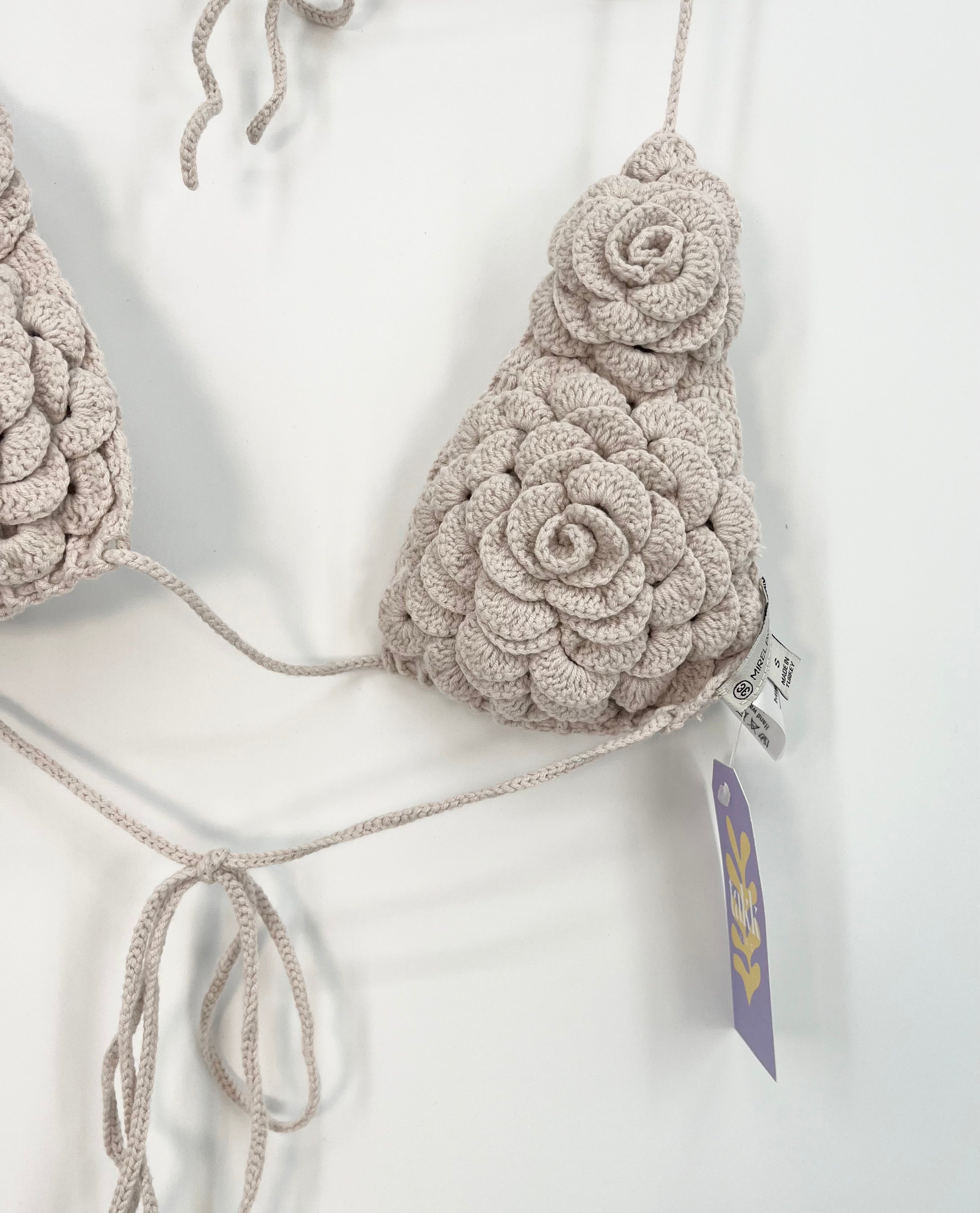 Mirel Prentice - Bralette triangle beige en crochet formant une rose T.S