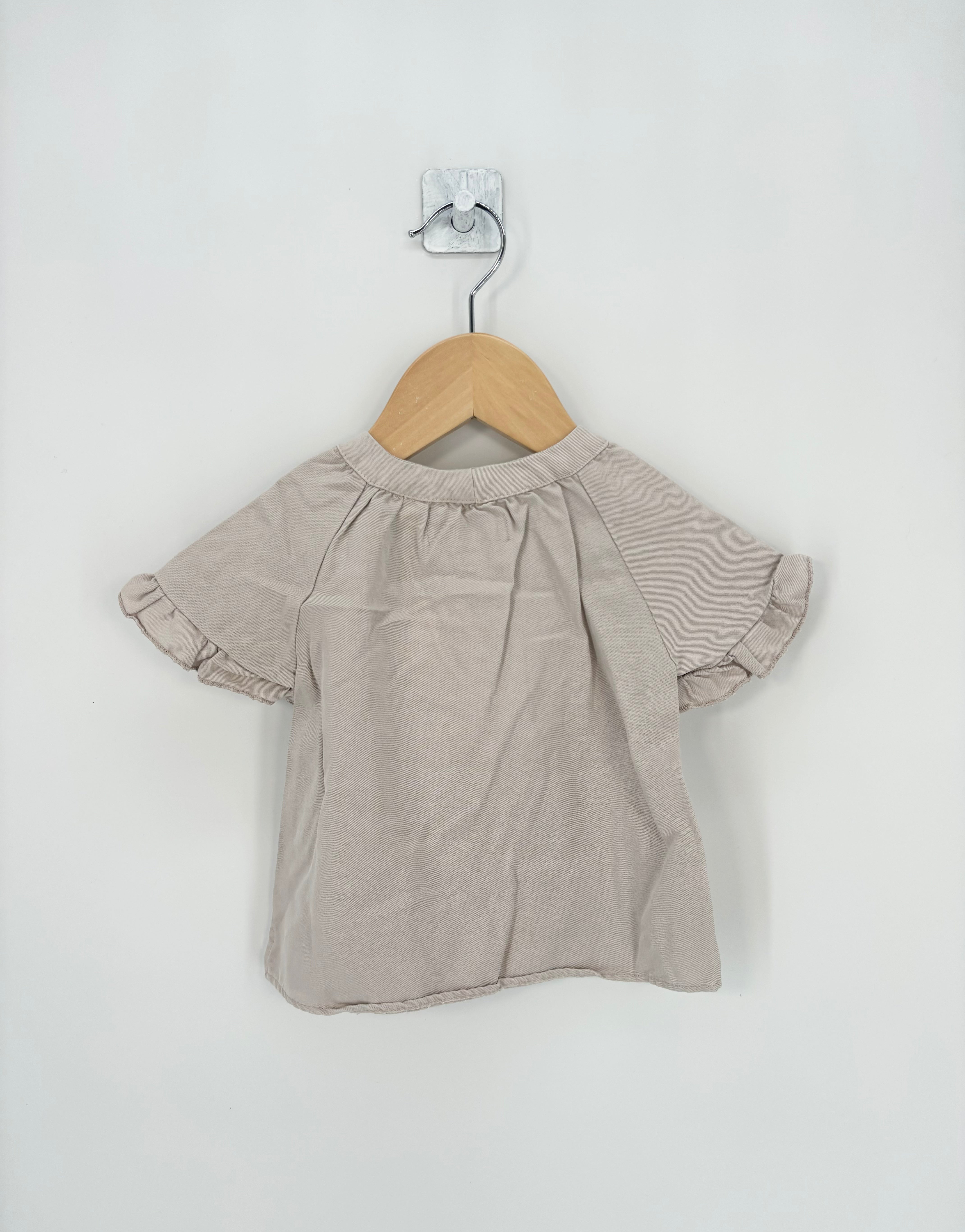 Zara - Top taupe bouton épaule MC T.6/9 mois