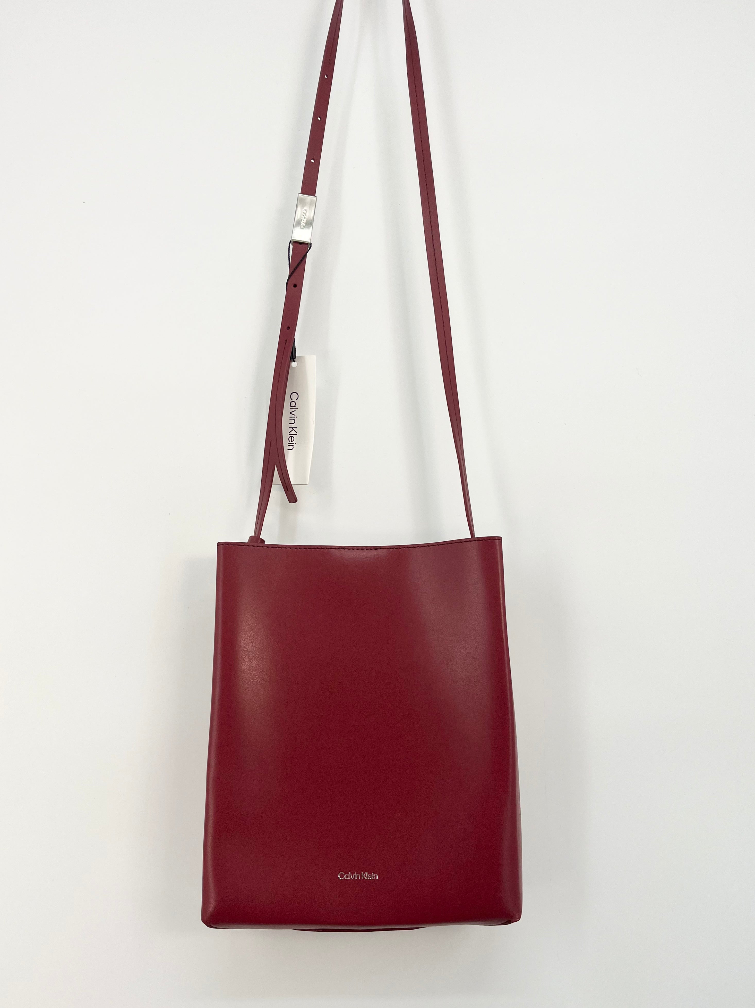 Calvin klein - Sac carré en cuir fin bordeaux