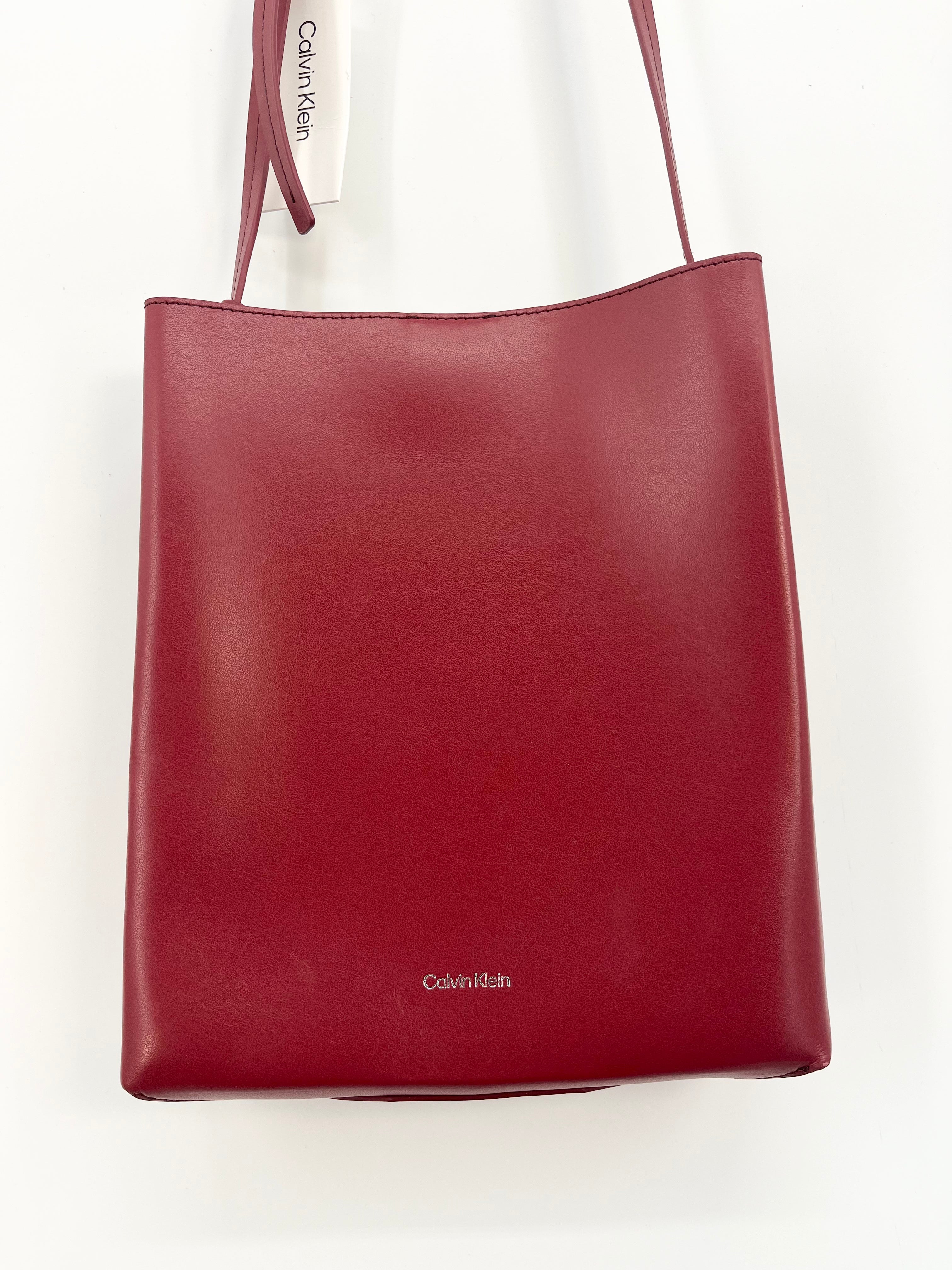 Calvin klein - Sac carré en cuir fin bordeaux