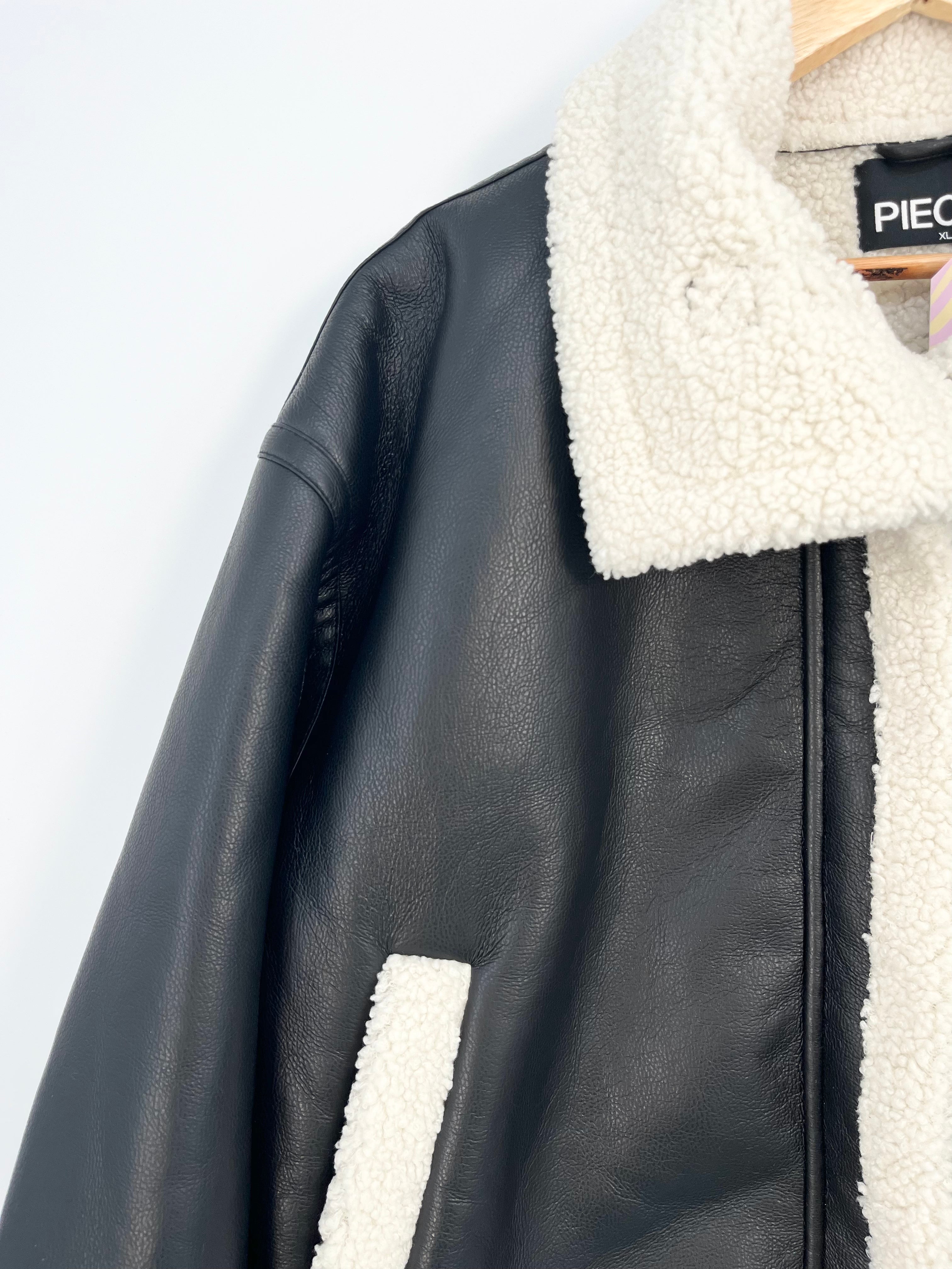 Pieces - Veste noire simili neuve détail T.XL