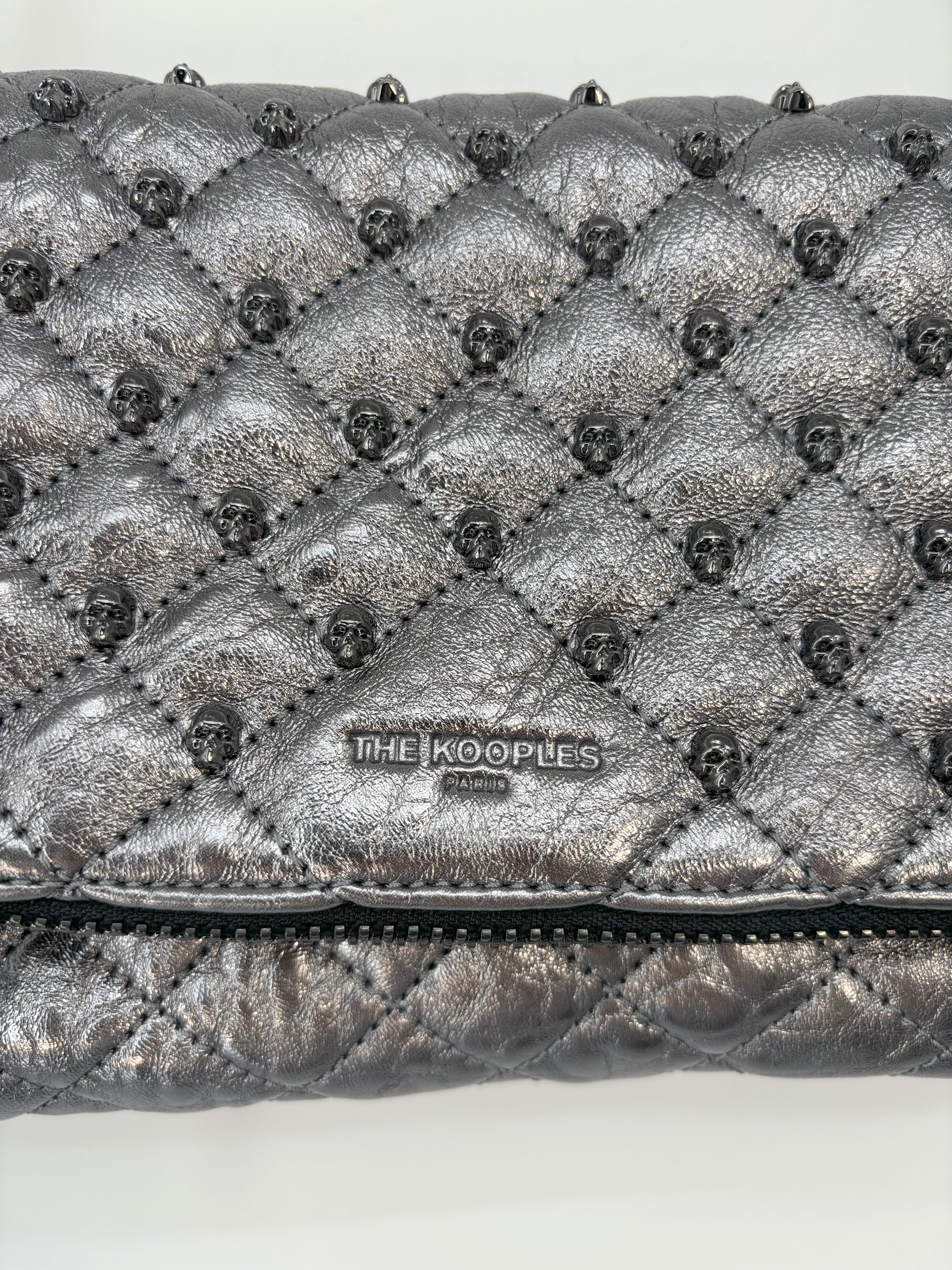 The Kooples - Sac pochette argentée détail tête de mort neuf