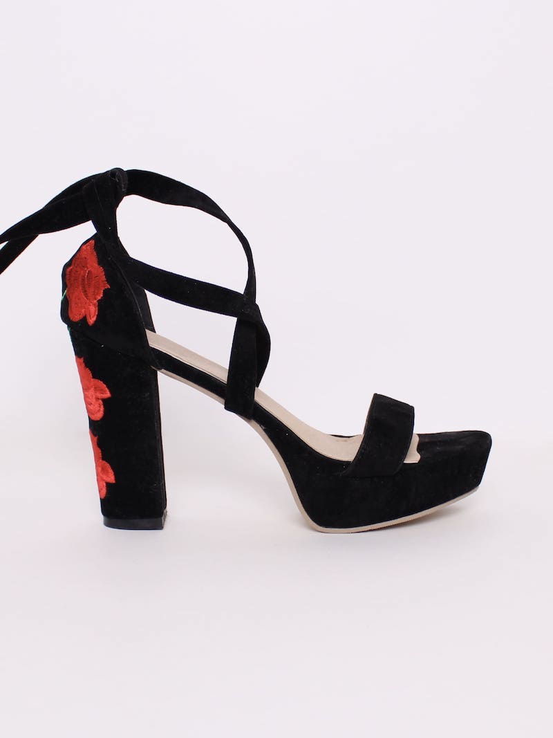 Sandales à talons velours noir fleurs rouges T.41